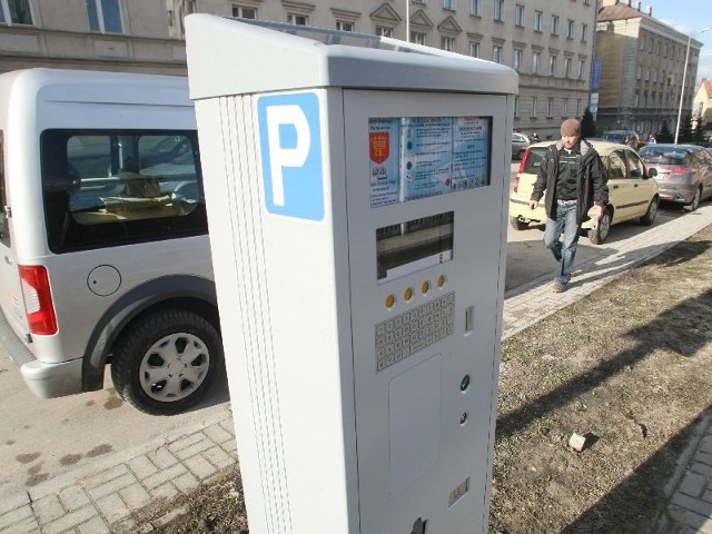 Kierowcy mogą już zobaczyć jak wyglądają parkomaty, które zaczną funkcjonować w Kielcach w drugiej połowie marca. Pierwsze urządzenie zostało zamontowane w poniedziałek przy ulicy Kościuszki. 