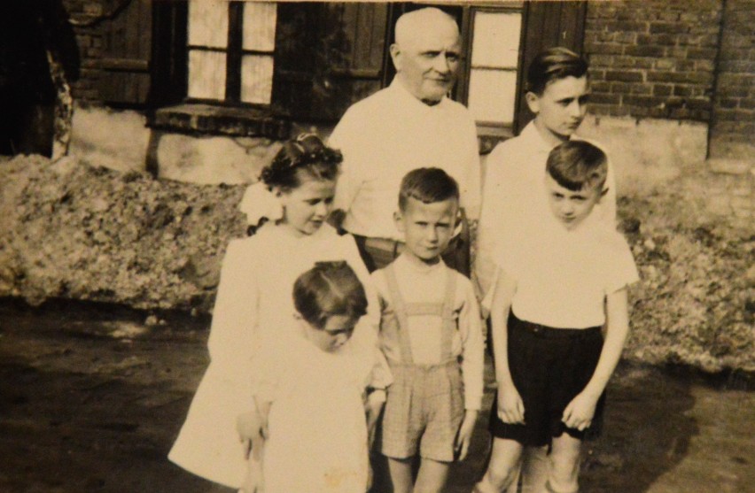 Ołpa Filip ze starszymi wnukami. Wczesne lata 60.