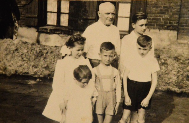 Ołpa Filip ze starszymi wnukami. Wczesne lata 60.