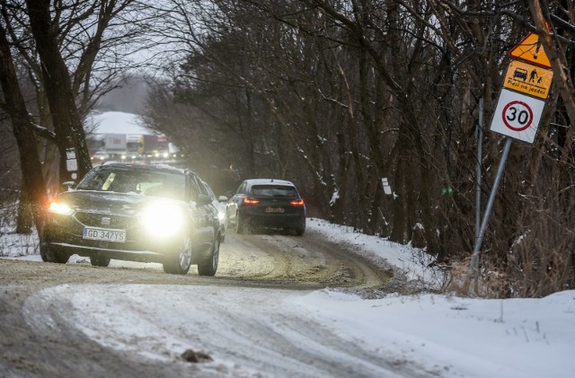 Dwa najpopularniejsze rodzaje ubezpieczeń komunikacyjnych to ubezpieczenie odpowiedzialności cywilnej (OC) oraz autocasco (AC). Na koniec III kw. 2023 r. 27,7 mln Polaków posiadało polisę OC, zaś niemal 7,3 mln – AC.