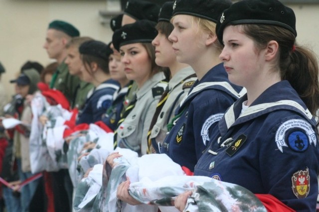 Harcerze przygotowali jedną z biało-czerwonych flag