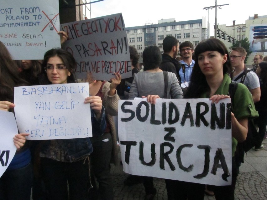 Wrocław: Studenci z Turcji przeciw zamieszkom w Stambule i... zamknięciu Wyspy Słodowej (ZDJĘCIA)