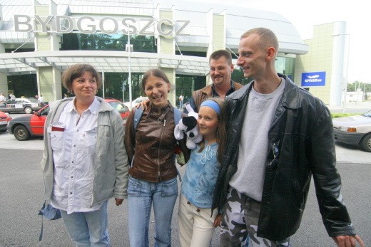 Rodzina żegna Iwa Ciesielskiego i Magdę Kozłowską, odlatujących z bydgoskiego lotniska do pracy na Wyspach