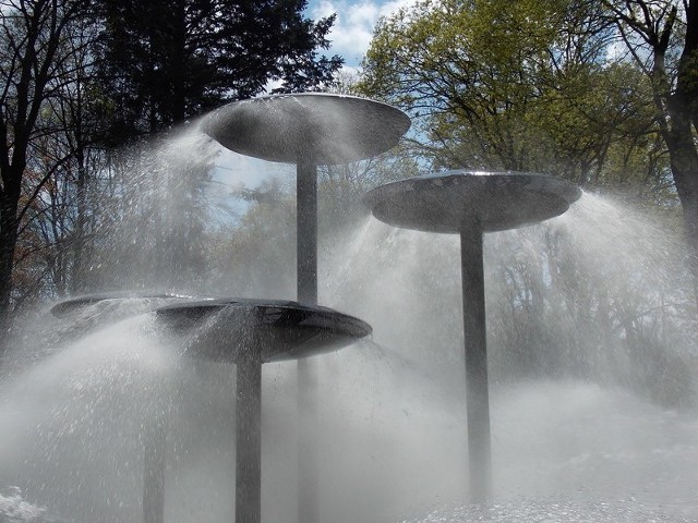 Fontanna w parku Kopernika już działa. 1 maja w jej chłodzie odpoczywało sporo gorzowian.