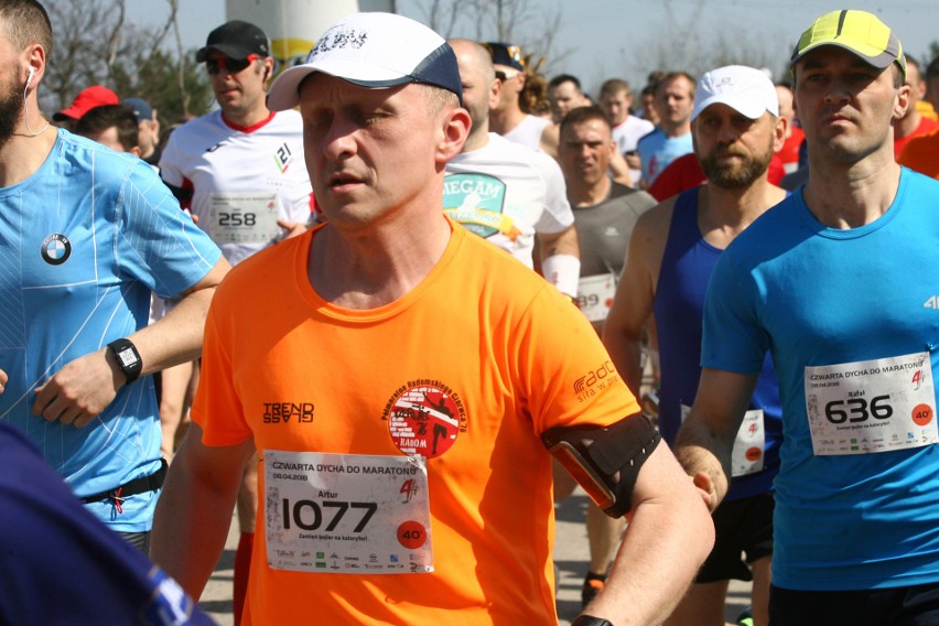 Biegli w niedzielę nad Zalewem Zemborzyckiem. To ostatni bieg z cyklu "Cztery Dychy do Maratonu" [DUŻO ZDJĘĆ]