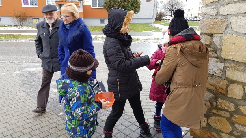 WOŚP 2019 Strzelce Opolskie. 115 wolontariuszy kwestuje w mieście. Do godz. 14.00 zebrali 53 tys. zł