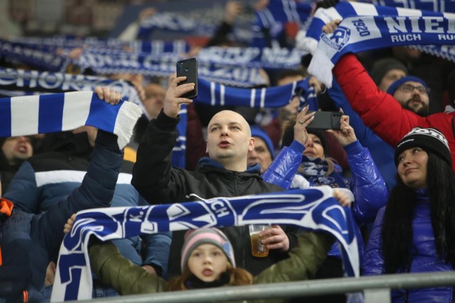 Kibice Ruchu Chorzów na meczach w Gliwicach coraz bardziej zapełniają stadion Piasta.   Zobacz kolejne zdjęcia. Przesuwaj zdjęcia w prawo - naciśnij strzałkę lub przycisk NASTĘPNE