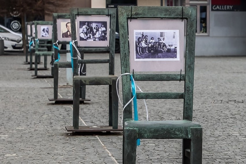 Kraków pamięta o swoich dawnych mieszkańcach. Niezwykła wystawa na placu Bohaterów Getta. Na słynnych krzesłach pojawiły się zdjęcia