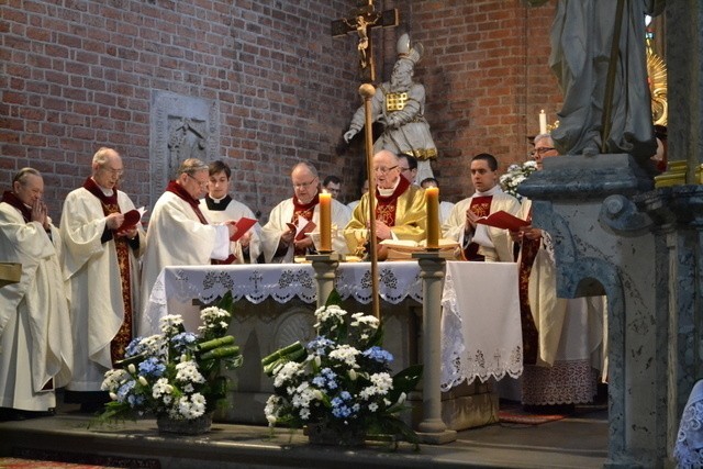 Biskup Jan Wieczorek świętował w sanktuarium w Rudach swoje 80 urodziny [ZDJĘCIA]