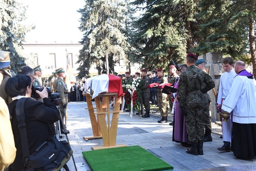 Nowy Sącz. Tłumy sądeczan na powtórnym pochówku gen. Bronisława Pierackiego