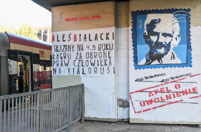 Aleś Bialacki z Pokojową Nagrodą Nobla. Ma swój mural w Gdańsku