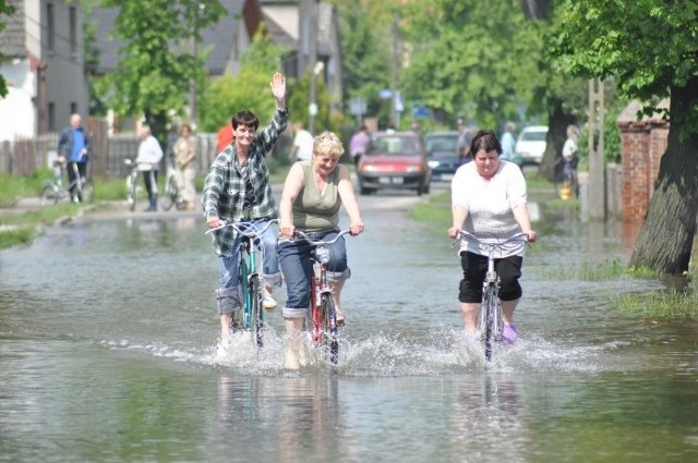 Tak wyglądała ul. Jagiełly w Czarnowąsach podczas powodzi w 2010 roku. Od tego czasu mieszkańcy domagali się budowy solidnych wałów przeciwpowodziowych.