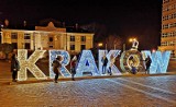 Kraków rozświetlony tysiącem bożonarodzeniowych światełek. Przepiękna iluminacja  [ZDJĘCIA]