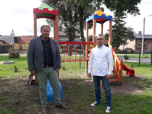 Nowy wójt Rafał Krajewski (z lewej) z radnym Krzysztofem Sadowskim. Mógł liczyć na duże poparcie mieszkańców.