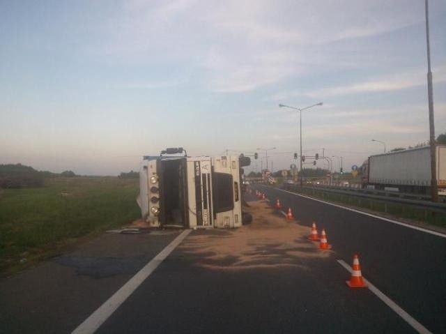 Wypadek tira w Głuchowie. Ranna kobieta [ZDJĘCIA]