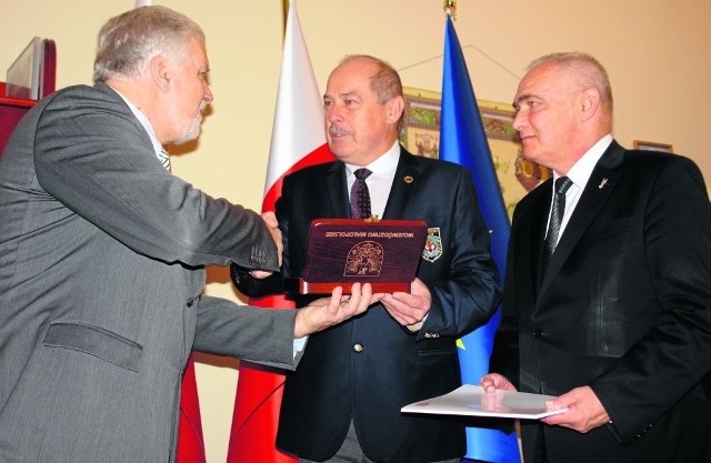 Kazimierz Barczyk wręcza medal prezesom klubu seniorów