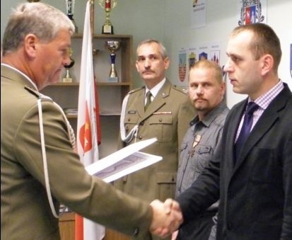Mł. chor. rezerwy Wojciech Kopko (drugi z prawej) został odznaczony Gwiazdą Iraku.