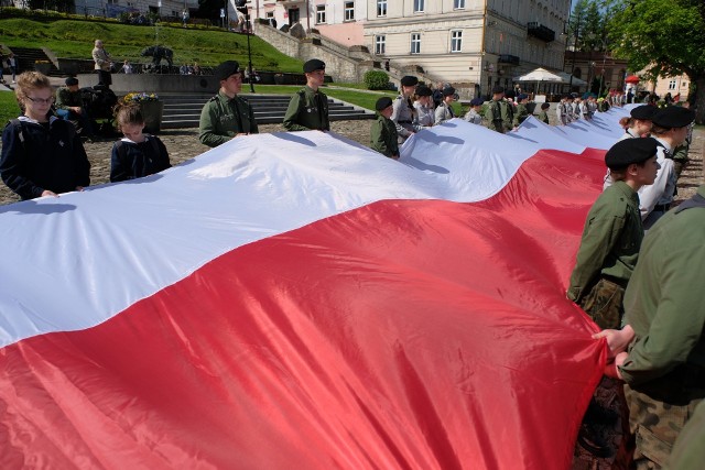 Flaga Polski jest z nami we wszystkich ważnych chwilach. Podczas wydarzeń podniosłych i uroczystych, ale także w dni żałoby po stracie wybitnych i odważnych Polaków, w momentach wzruszeń i radości. 2 maja obchodzimy Dzień Flagi. Każdy z nas może uczcić biało-czerwoną poprzez jej wywieszenie np. w oknie lub na balkonie swojego mieszkania.Zobacz także: Sztafeta z biało-czerwoną flagą. Lubuscy strażacy biegną z Gorzowa do Zielonej Góry