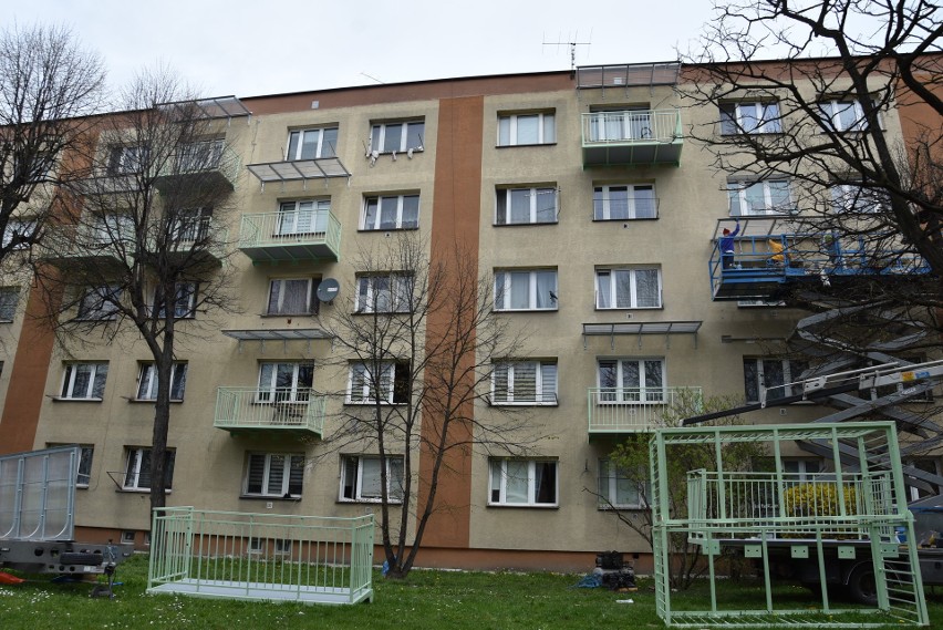 Doczepiane balkony przebojem blokowisk z czasów PRL. Chce je mieć coraz więcej lokatorów