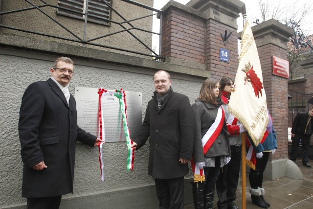 Prezydent Piotr Krzystek wraz z Robertem Kiss'em, ambasadorem Republiki Węgierskiej w Polsce odsłonili tablicę.