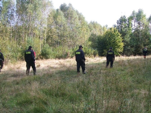 Przysuscy policjanci i strażacy w niedzielę znów przeczesywali okoliczne lasy poszukując 87- letniej kobiety. 