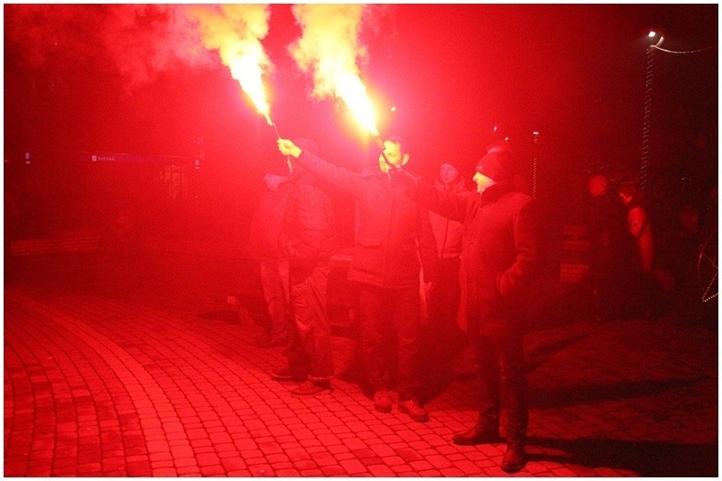 Z muzyką, tańcem i wystrzałami korków od szampana Mońki...