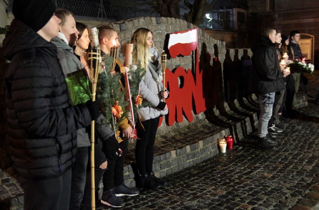 Punktualnie o północy z 12 na 13 grudnia, przed pomnikiem Solidarności w Grudziądzu, przewodniczący lokalnego oddziału NSZZ Solidarność Krzysztof Brzeski powitał zebranych, dziękując za obecność oraz przedstawił rys historyczny wprowadzenia stanu wojennego w Grudziądzu. Jeden z internowanych, Zygmunt Raba odczytał pełną listę osób internowanych w Grudziądzu z nastaniem stanu wojennego. W uroczystości wzięła młodzież zmobilizowana przez nauczyciela historii z III LO Łukasza Piaseckiego. Delegacje z wiceprezydentem Szymonem Gurbinem złożyły złożyły kwiaty i zapaliły znicze.