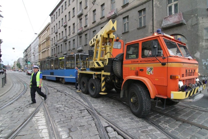 Przy Dworcu Głównym wykoleił się tramwaj  [ZDJĘCIA]