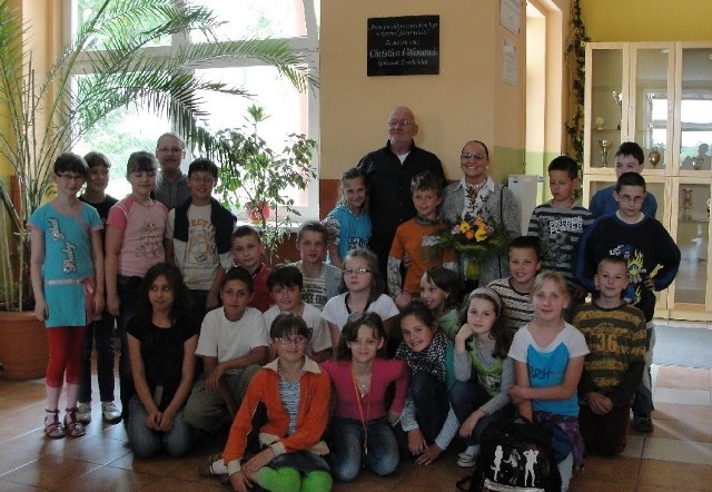Uczniowie z Pszczewa i ich przyjaciele z Holandii przed tablicą w Zespole Szkół.