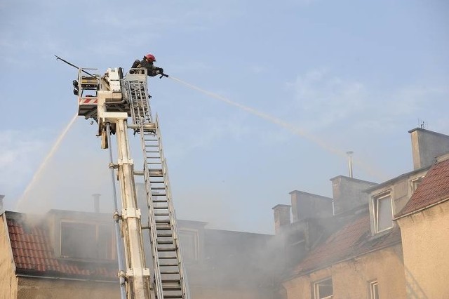 Mieszkania na trzecim piętrze są zalane, ale strażakom udało się ochronić je od ognia.