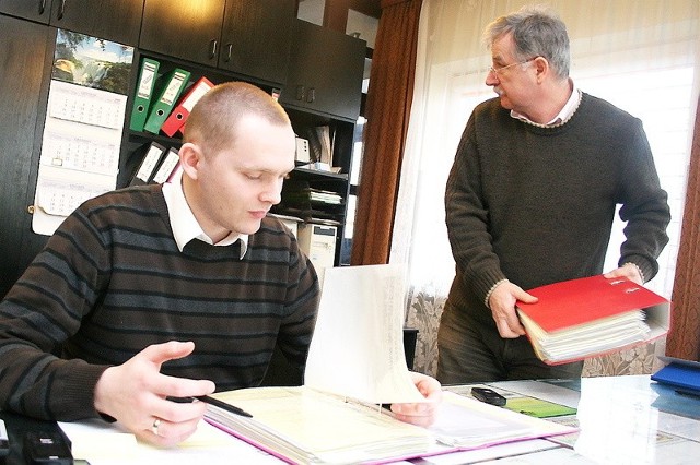 Henryk Durniat ( z prawej) wraz z pracownikiem "Famy" analizują zgłoszone oferty