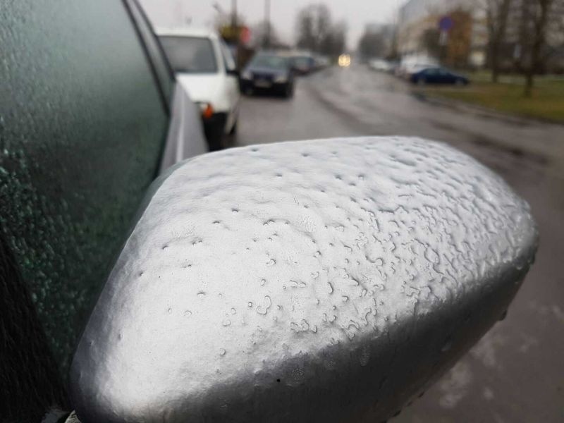 Uwaga na marznący deszcz! Bardzo śliskie drogi i chodniki. Przy dworcu Fabrycznym zderzyły się 24 samochody!