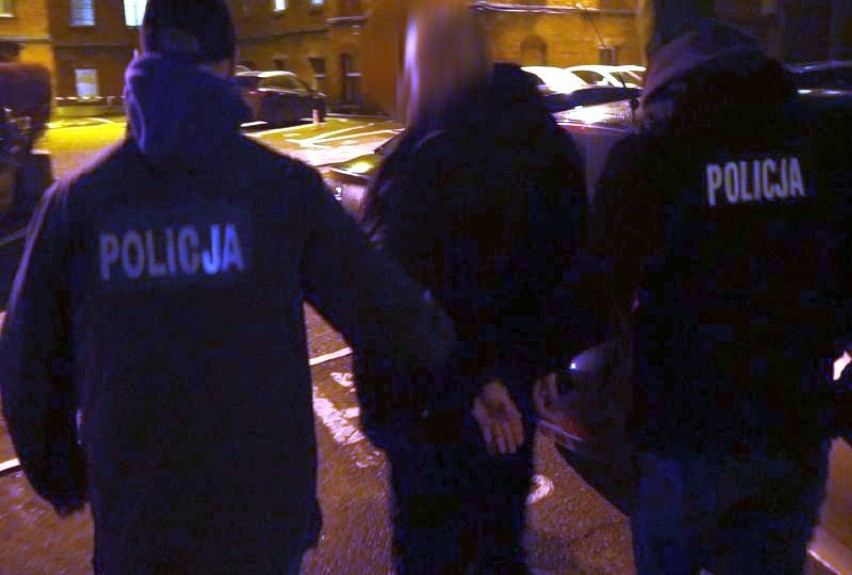 Gdańscy policjanci rozbili grupę sutenerów. Zatrzymano 14 osób zamieszanych w sprawę. Wszyscy usłyszeli zarzuty [wideo]