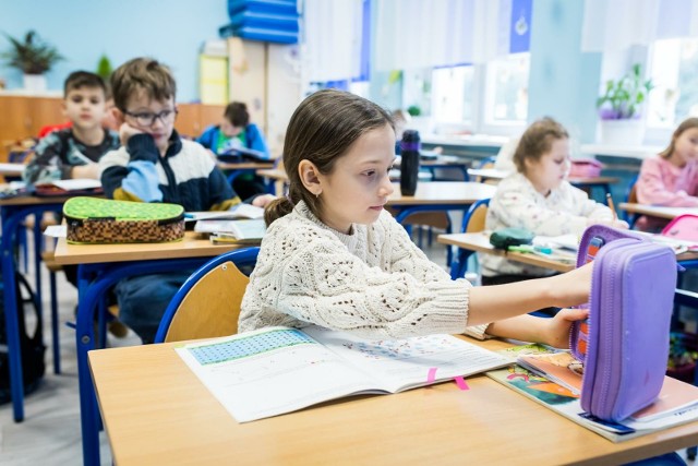 Od kwietnia w klasach I-III szkół podstawowych prace manualne nie mają być zadawane do domu wcale. Na zdjęciu dzieci z klasy II A z SP nr 35 w Bydgoszczy.