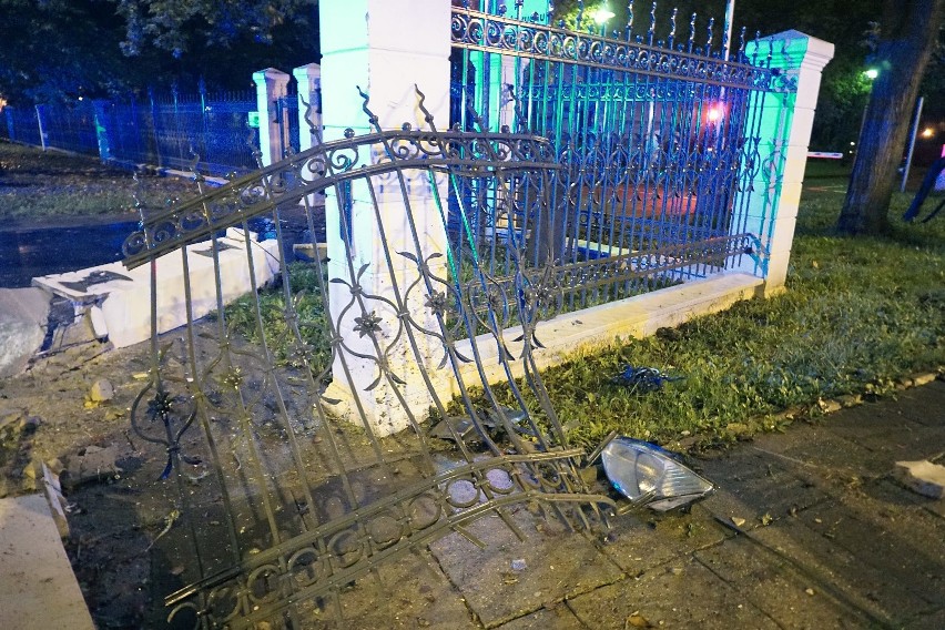 Groźny wypadek na ul. Wólczańskiej. Kierowca forda skosił ogrodzenie parku Klepacza 