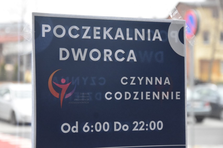 Poczekalnia dworca PKP w Żorach w dniu otwarcia świeciła...
