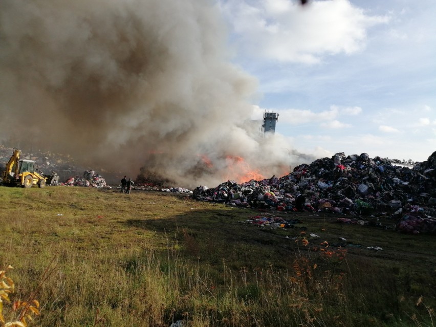 Pożar na składowisku odpadów tekstylnych w Kamieńcu pod Lęborkiem. 28.10.2021 r. Na miejscu 30 zastępów straży pożarnej