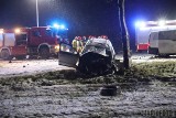Wypadek w miejscowości Dąbrowa. Zderzenie dwóch osobówek i busa. Ranne cztery osoby