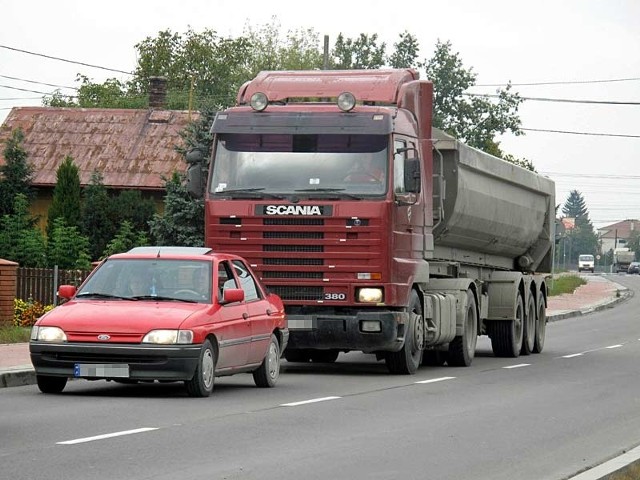 TIR-y, jeżdżące na trasie Mielec &#8211; Dębica, niszczą drogi. A lecące z przeładowanych naczep piach i kamienie tłuką szyby w samochodach osobowych. 