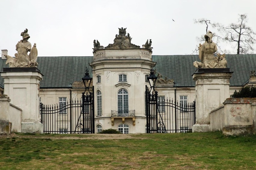 1. Pałac Potockich w Radzyniu Podlaskim (na zdjęciu)...