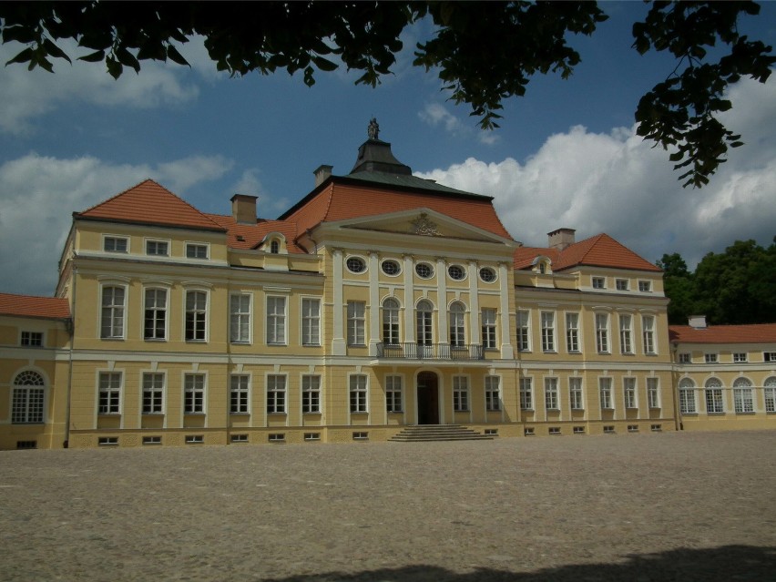 1. Pałac w Rogalinie (na zdjęciu)...