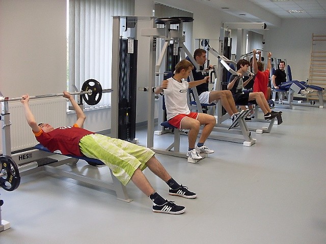 Chłopcy z chęcią korzystają z nowoczesnej siłowni, która powstała przy sali sportowej.