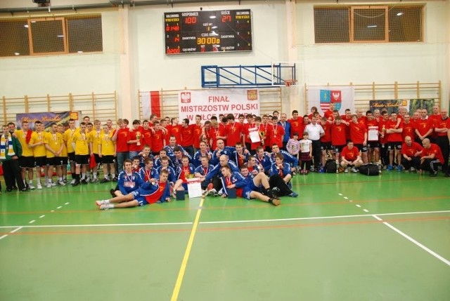 Uczestnicy mistrzostw Polski juniorów w piłce ręcznej, rozgrywanych w Stadnickiej Woli.
