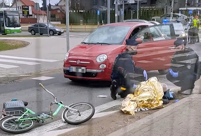 Wypadek na skrzyżowaniu Mickiewicza i Miłosza w Białymstoku. Kobieta w fiacie potrąciła rowerzystkę