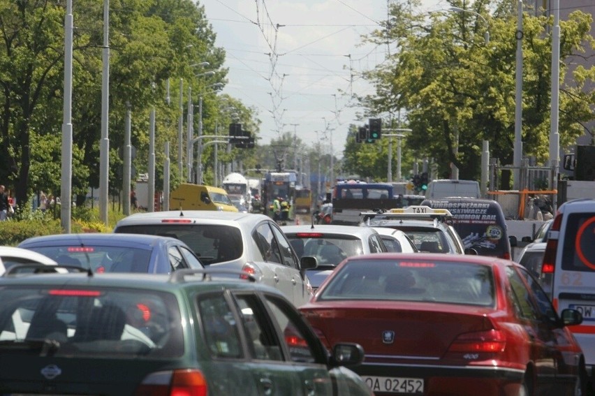 Wrocław: Wypadek na Krakowskiej. Zderzyły się dwa busy (ZDJĘCIA)