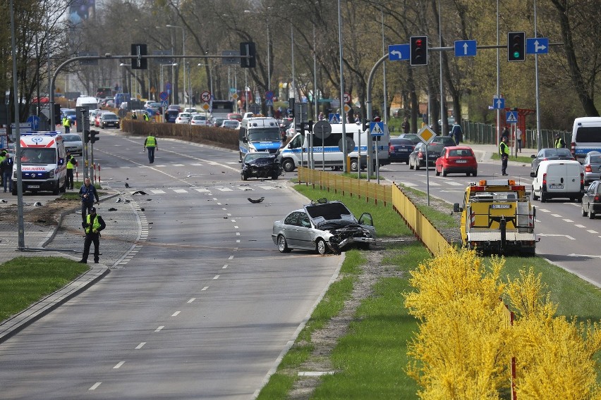 Wypadek BMW na ulicy Zwierzynieckiej w Białymstoku. Kierowca...