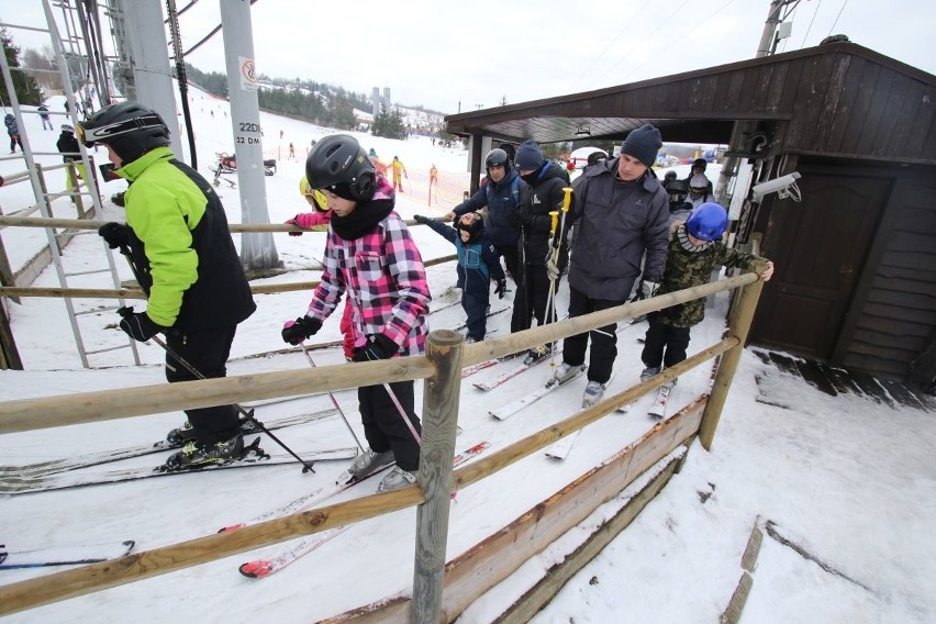 Na świętokrzyskich stokach tłok, zjechali narciarze z Mazowsza [WIDEO, zdjęcia]