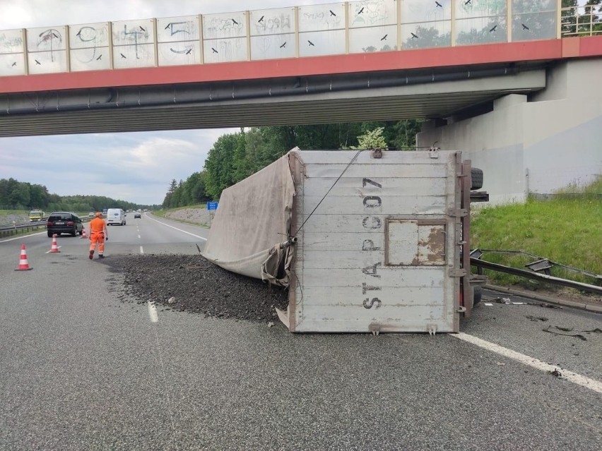 Ciężarówka zablokowała A1. Węgiel wysypał się na autostradę....