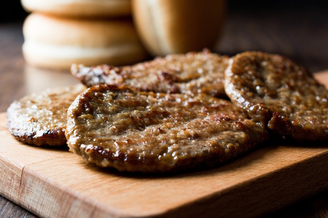 W PRL-u na stołówkach, w restauracjach i barach często w menu gościł bryzol wieprzowy. Domowe gospodynie dodatkowo dusiły mięso, aby było delikatniejsze.