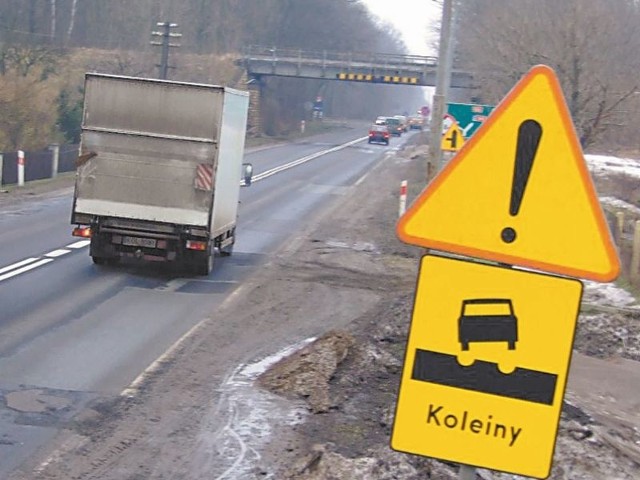 Odcinek "krajówki&#8221; w Strzelcach Opolskich jest jedną z najbardziej zniszczonych dróg na trasie nr 94.